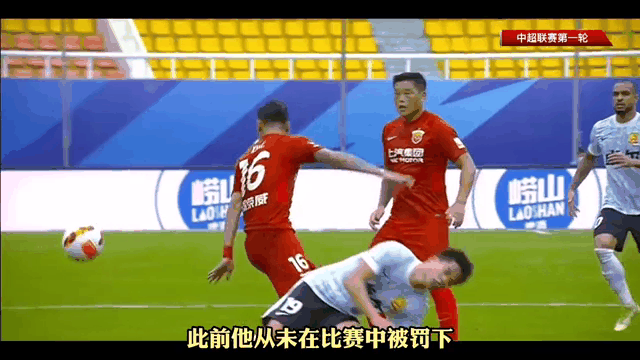 佛罗伦萨中场飞铲犯规，被红牌罚下的简单介绍