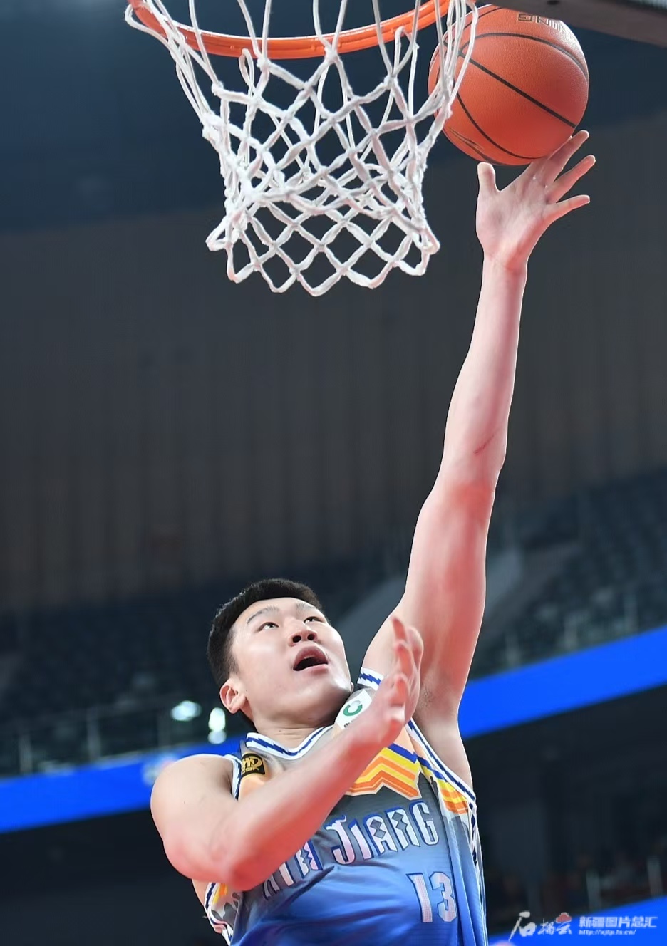 包含福建主帅战术出彩，力挫新疆队保持不败的词条