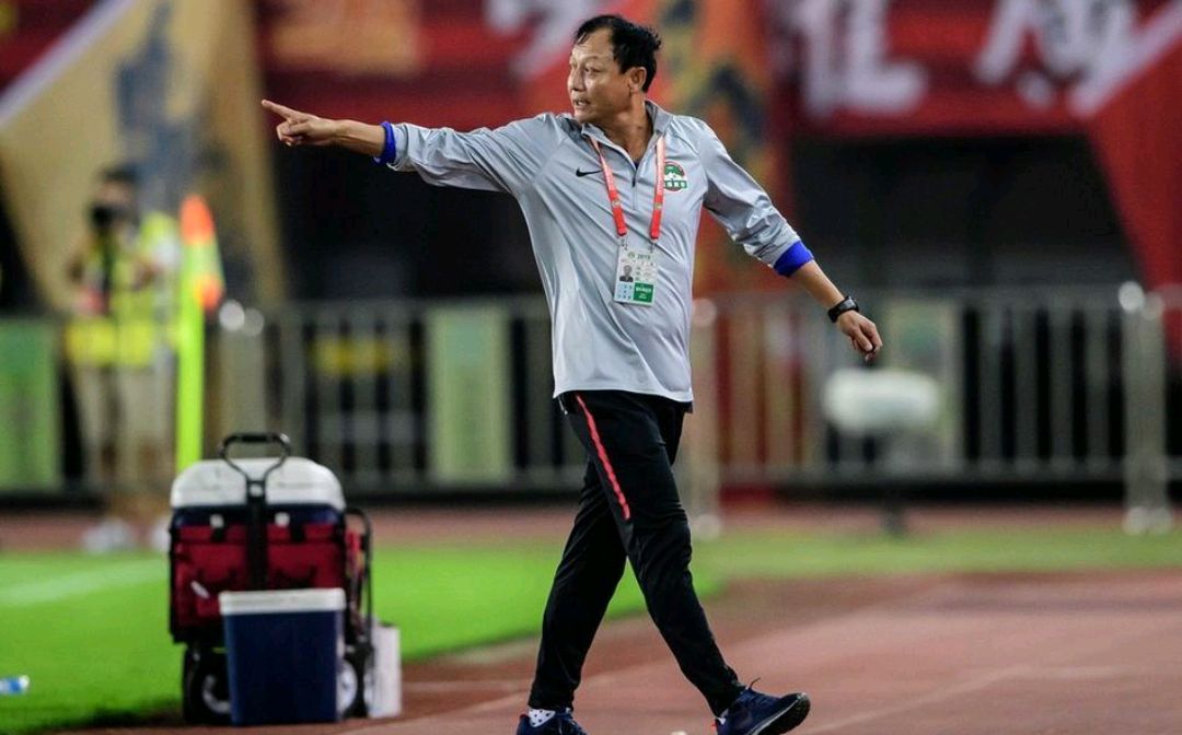 开云官网-建业主教练王宝山庆祝胜利