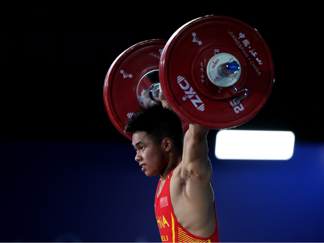 开云体育下载-举重选手完成华丽三连冠，成为传奇的简单介绍