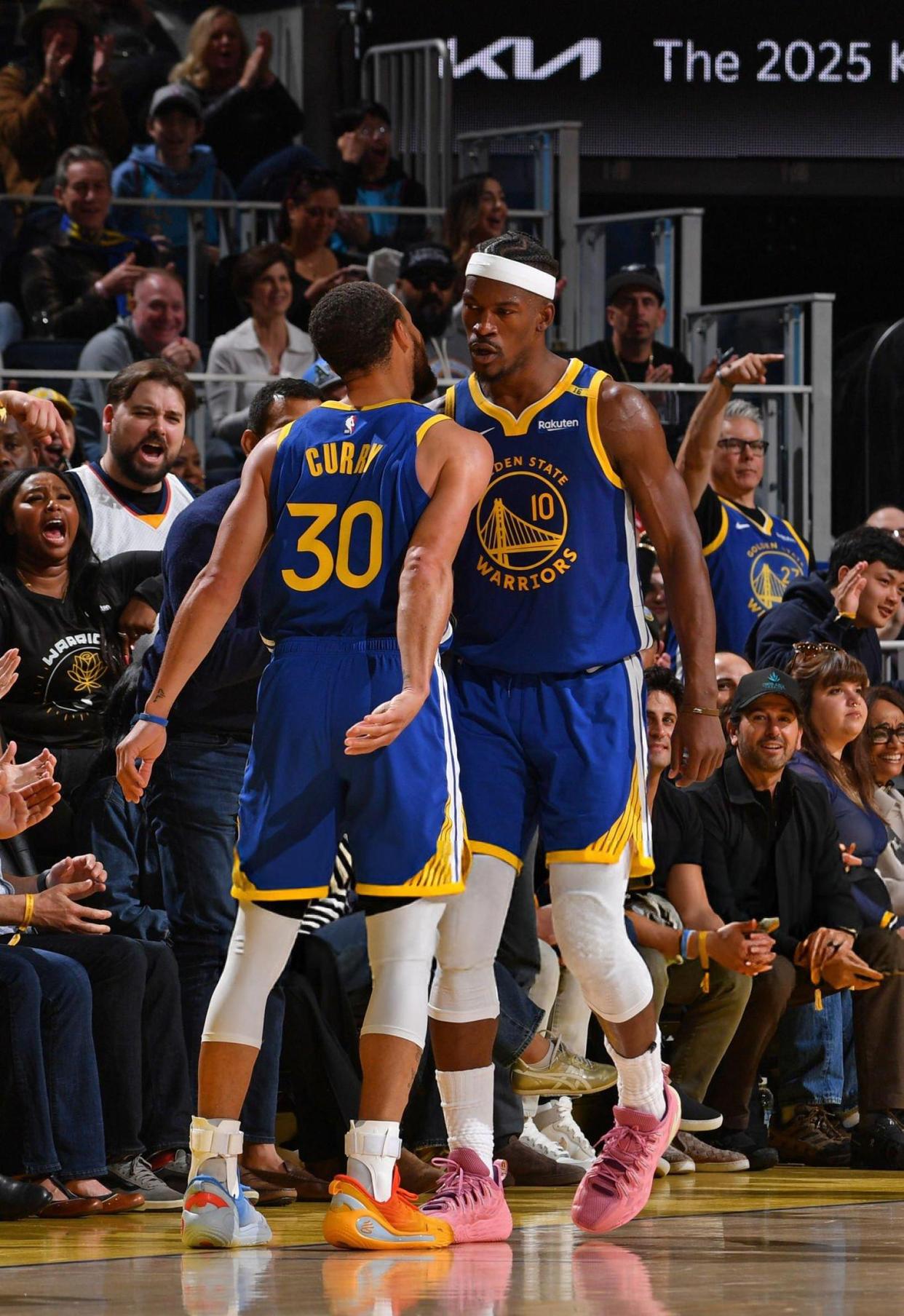 勇士大胜独行侠，库里三分雨砍下35分