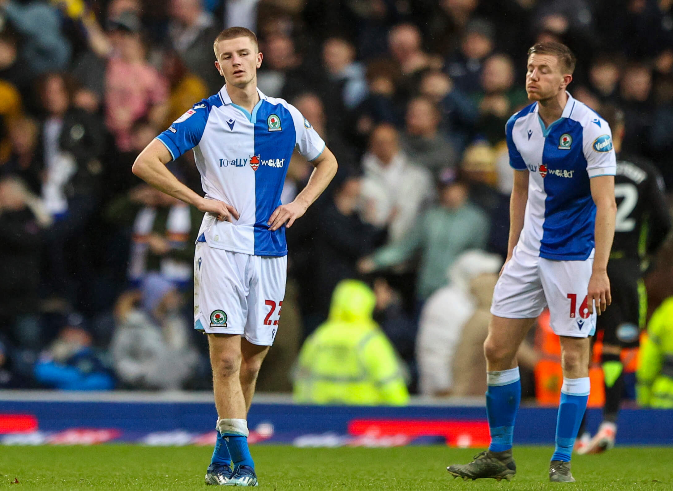 英格兰门将表现出色，稳固后防线的简单介绍