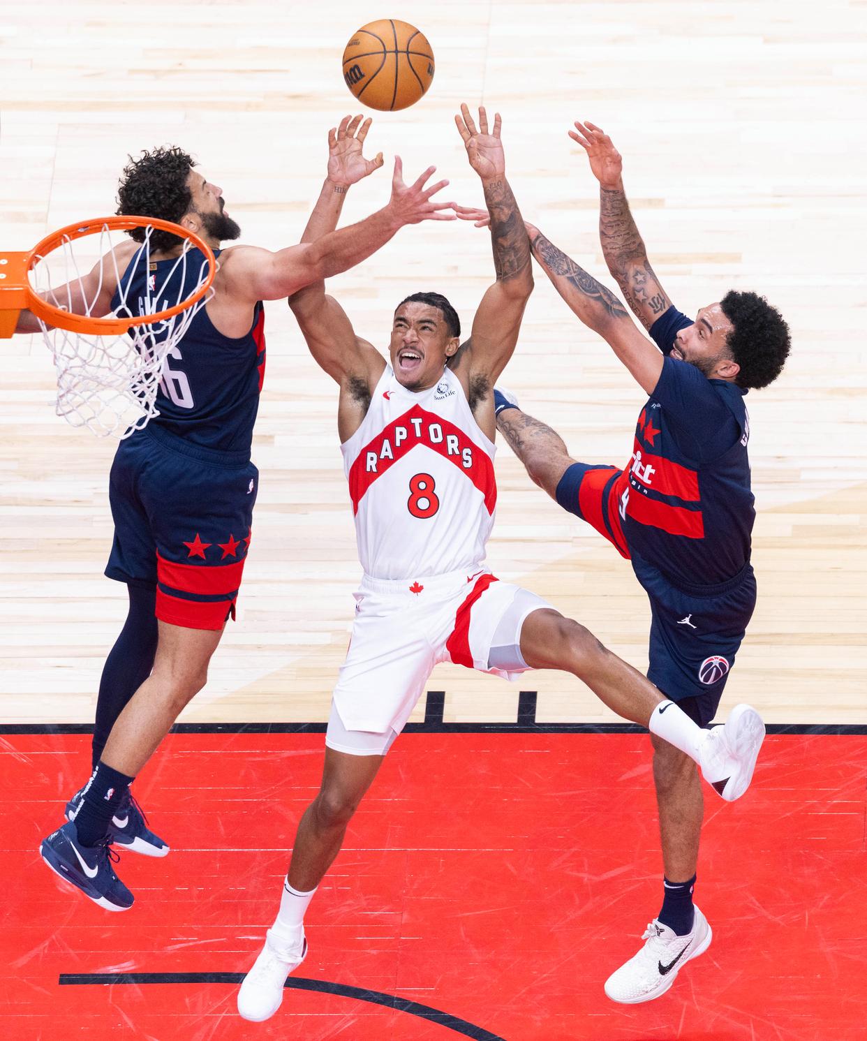 猛龙队主场大胜太阳队，取得比赛胜利