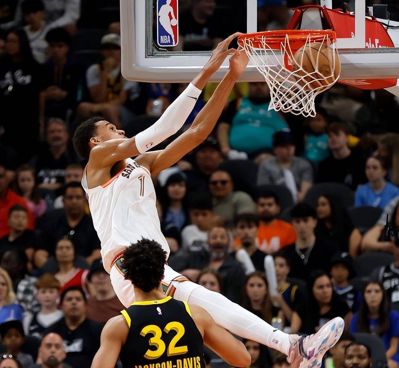 辽宁队逆转马刺,库里带队取胜 辽宁队逆转马刺,库里带队取胜