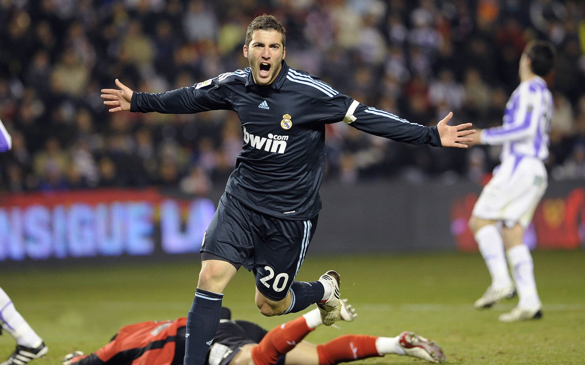 开云体育登录-绝杀惊雷擎天柱！福克斯31+11扛起青岛，这记高难度后仰注定载入史册